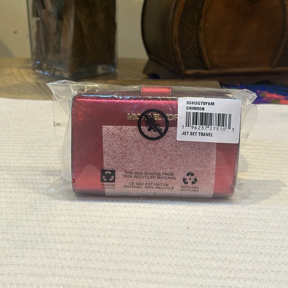 Michael KorsMedium Patent Wallet
Color: CRIMSON - Picture 16 of 16